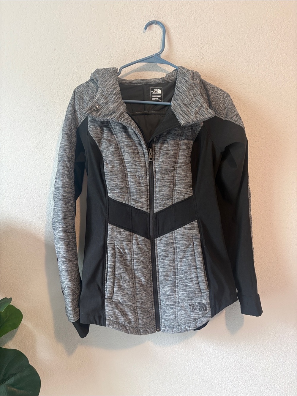 The North Face Women's Black & Gray Hooded Pseudio Jacket small